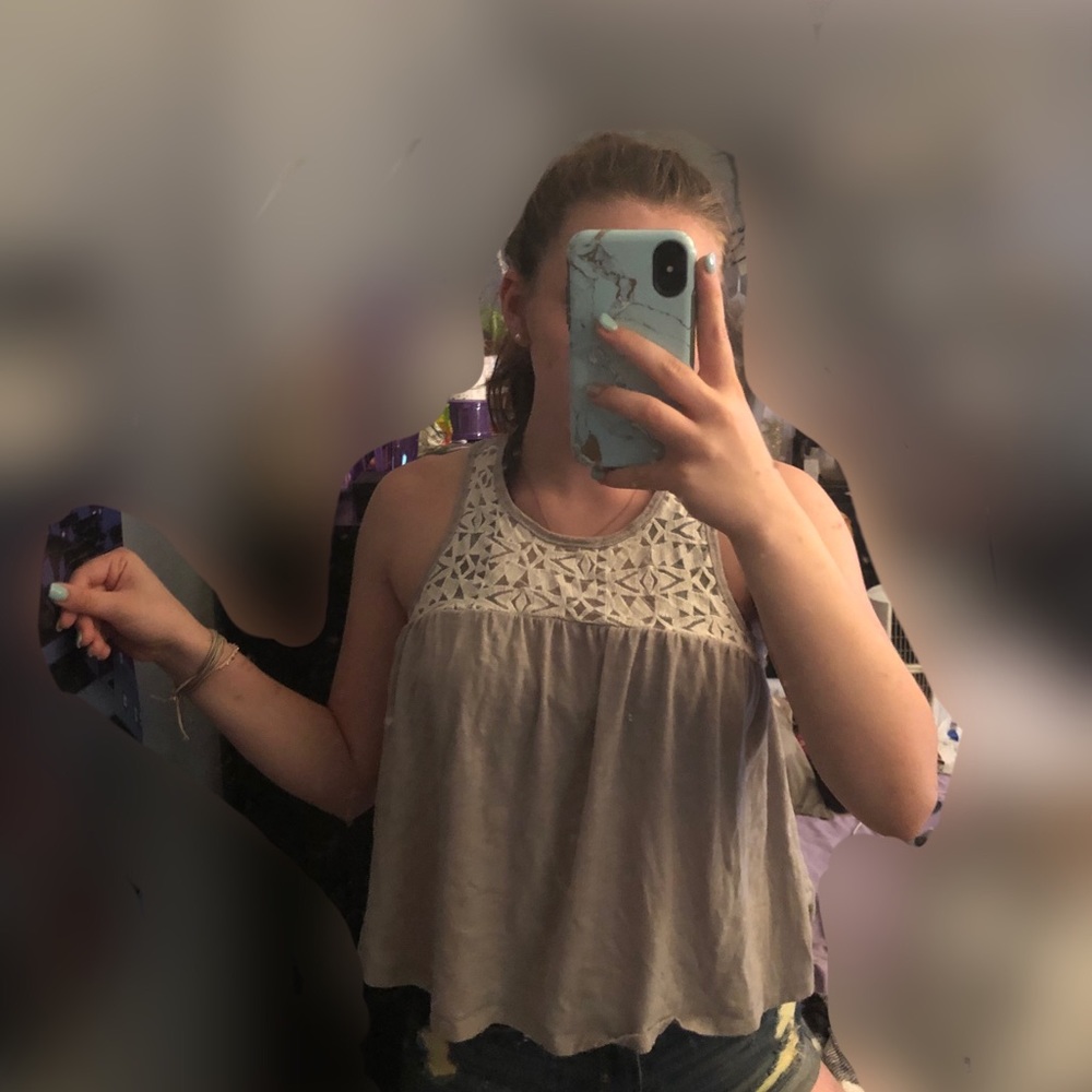 grey tank top